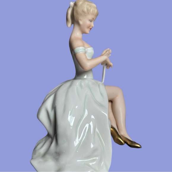 VINTAGE WALLENDORF 1764 GERMANY PORCELAIN SITTING LADY WITH FAN FIGURINE 1590/1 - Picture 4 of 16